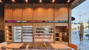 우드 빌트인 진열장이 돋보이는 던킨 매장